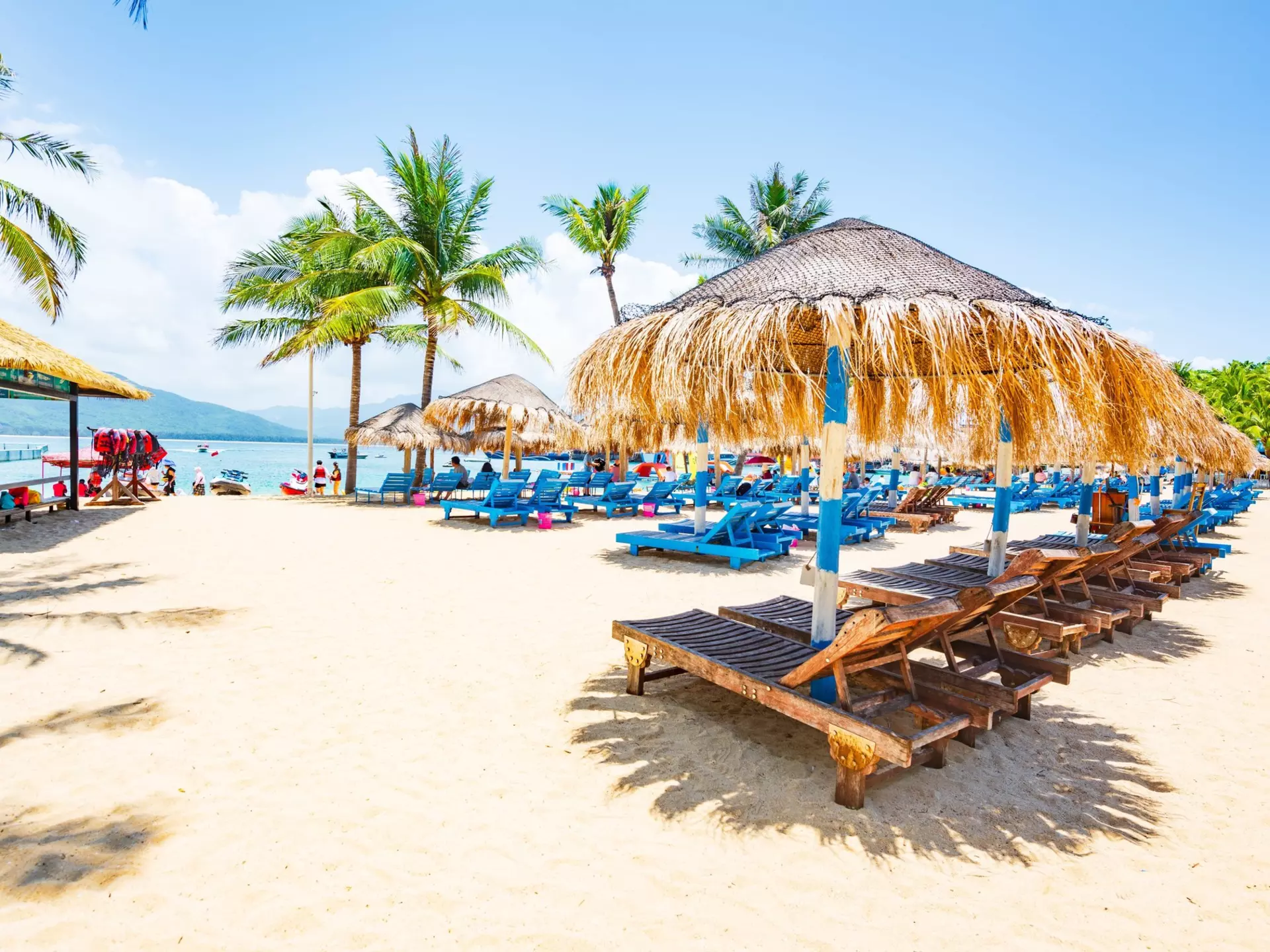 Wuzhizhou Island in Sanya, Hainan. maple90/Shutterstock