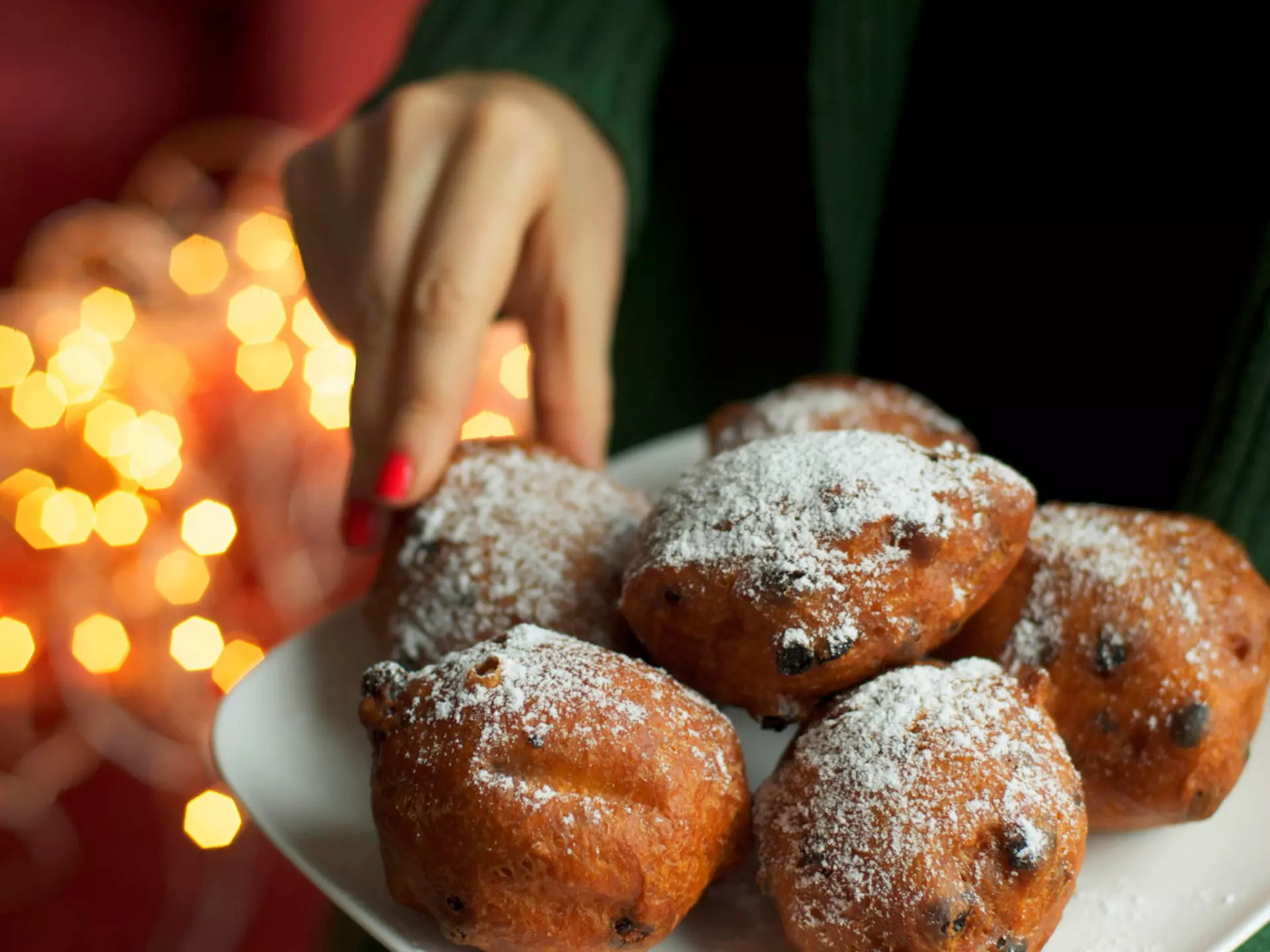 Dutch treats range from savory to sweet like these traditional donuts © Ira Heuvelman-Dobrolyubova / Getty Images