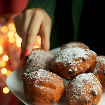 Dutch treats range from savory to sweet like these traditional donuts © Ira Heuvelman-Dobrolyubova / Getty Images