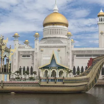 Sultan Omar Ali Saifuddin Mosque in Bandar Seri Begawan