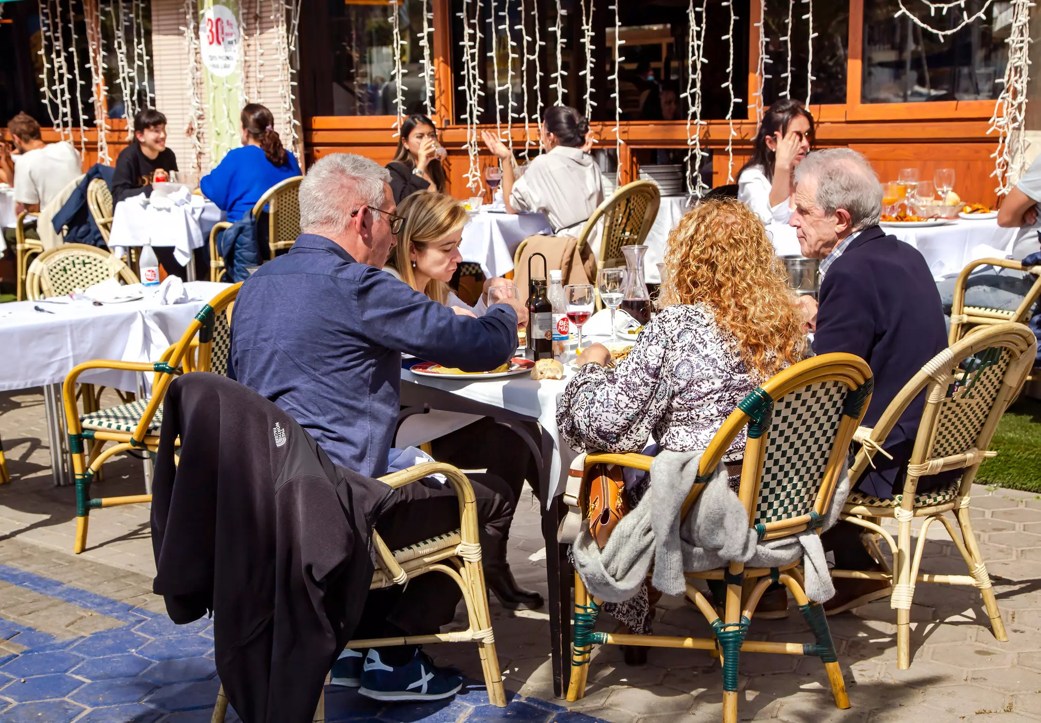 Solo diners are generally welcome at Barcelona restaurants at any time of the day © Shutterstock / Tanya Keisha