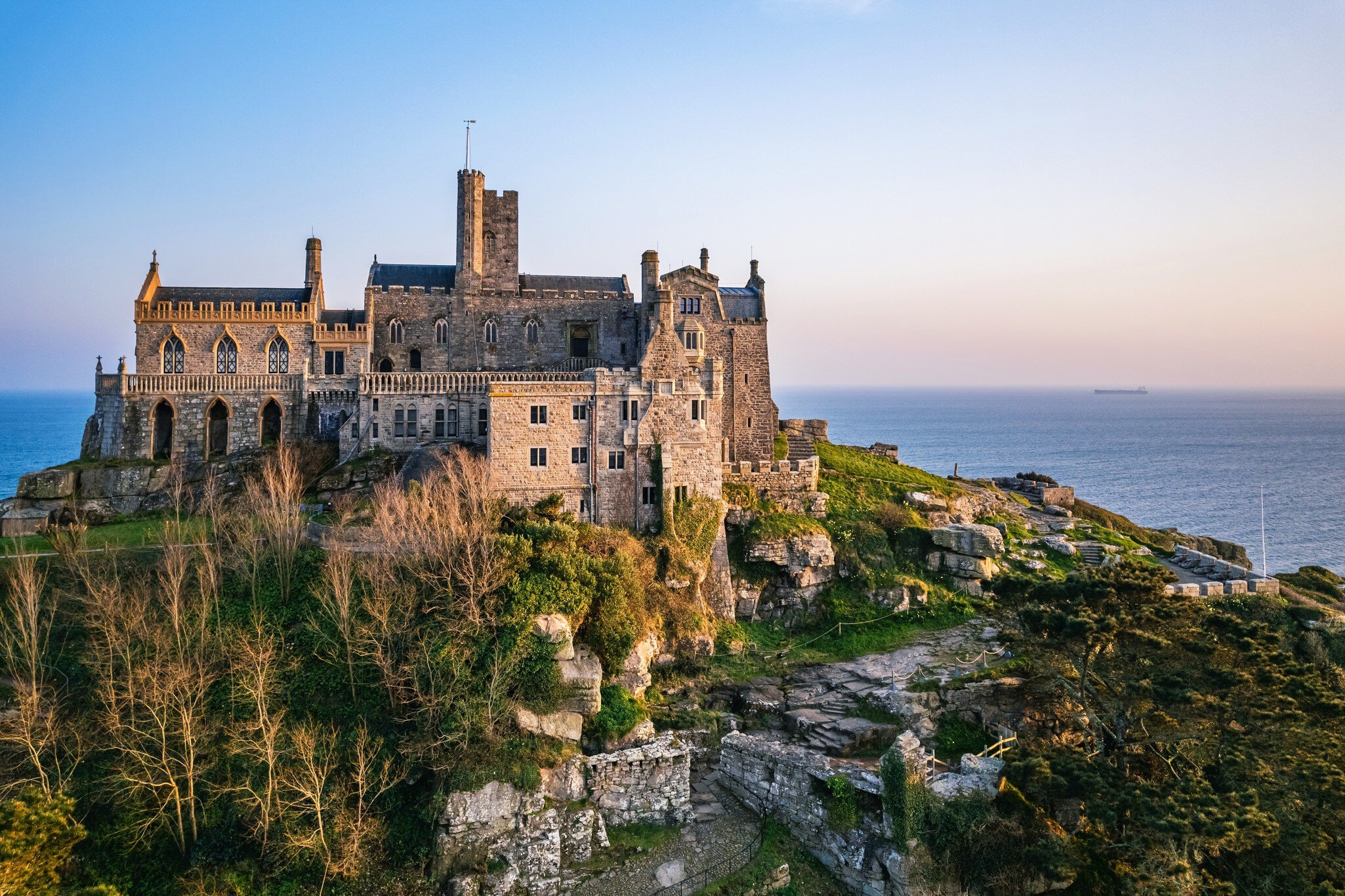 The Cornish coastline draws thousands of vacationers – and their cars – each season © Getty Images