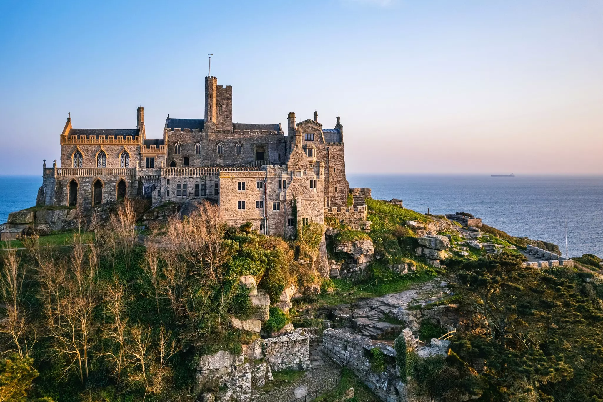 The Cornish coastline draws thousands of vacationers – and their cars – each season © Getty Images