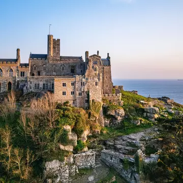 The Cornish coastline draws thousands of vacationers – and their cars – each season © Getty Images