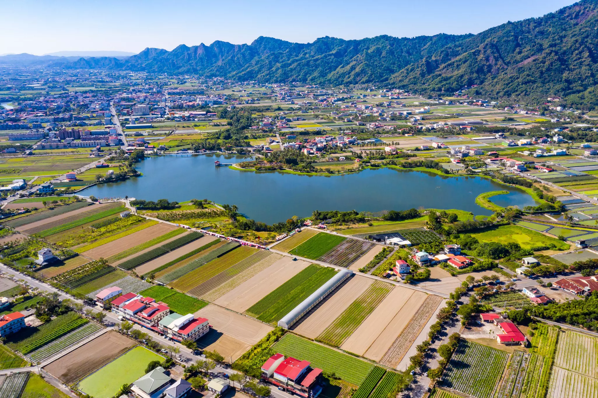 Meinong Lake is located in the town of Mino in Kaohsiung, Taiwan. It was formerly known as "Zhongzheng Lake". The gazebo in the lake is his feature. Admire the nature of the entire town of Mino.