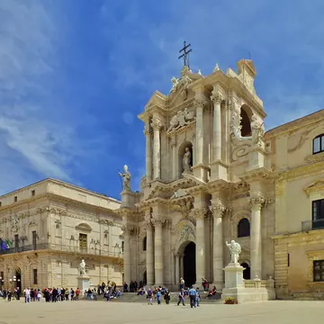 (GERMANY OUT) Syrakus, Ortigia, Dom Santa Maria delle Colonne und Rathaus (Municipio)  (Photo by Ihlow/ullstein bild via Getty Images)