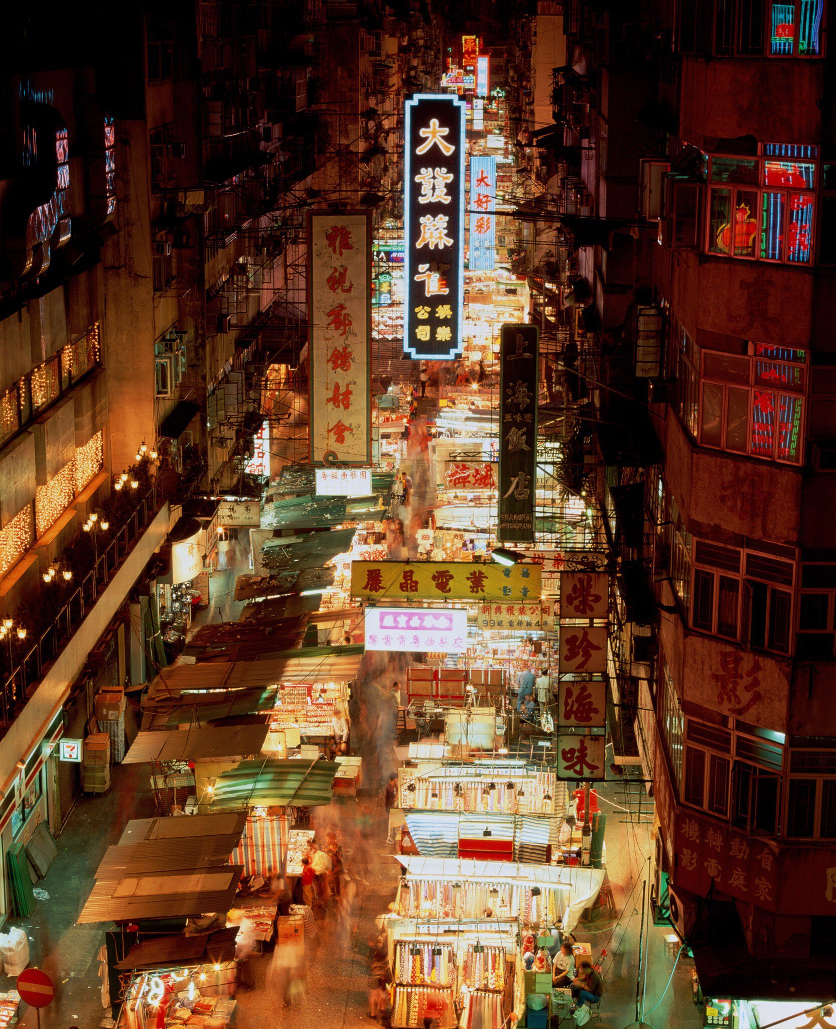 GettyImages-BC2136-001.jpg
Hong Kong,Kowloon,Yau Ma Tei,Temple Street Night Market,elevated view
