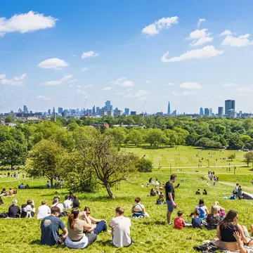 canto-km9qsbv8 - Summer on Primrose Hill in London. Tartezy/Shutterstock