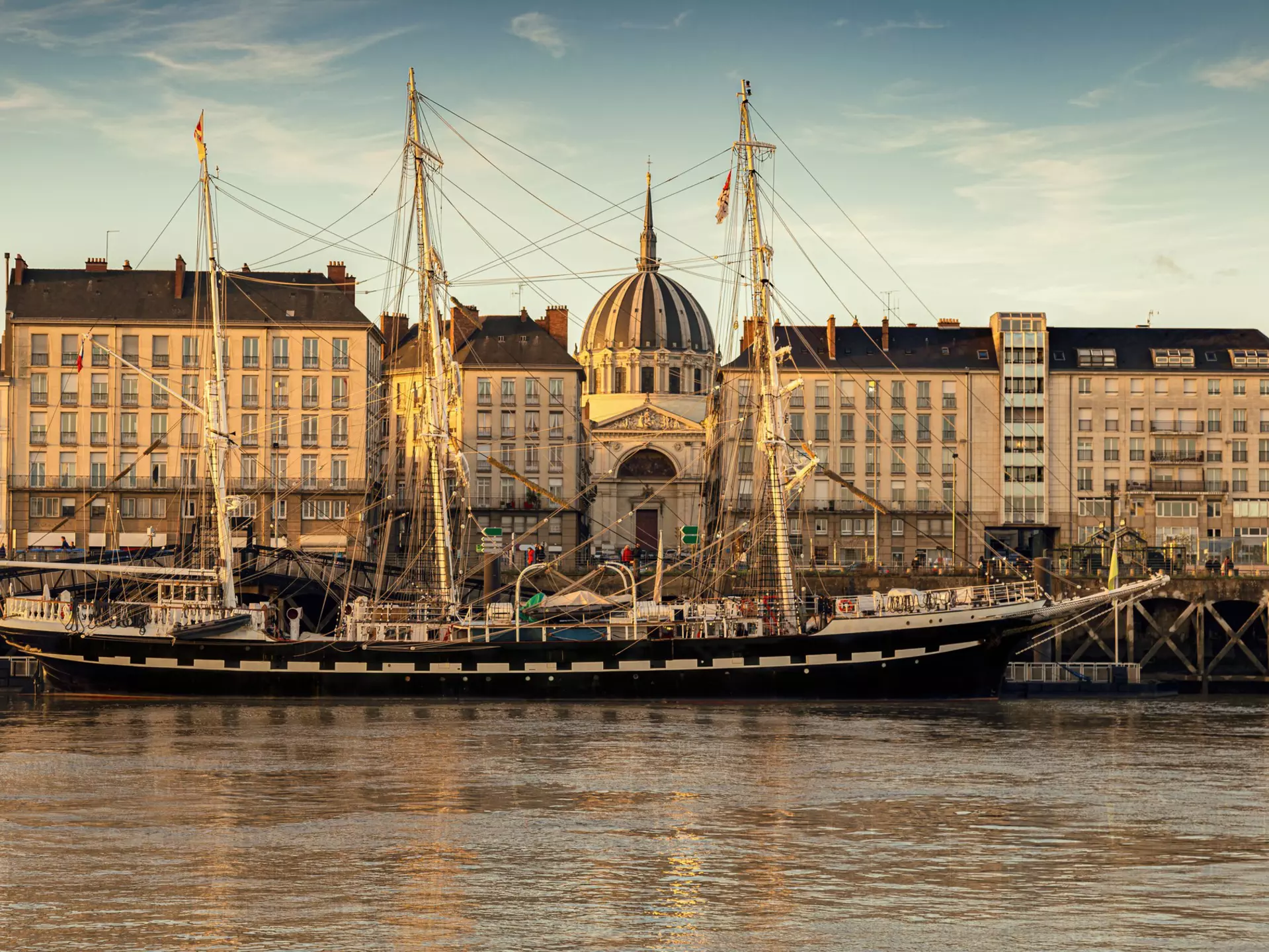 Begin your Nantes tour at the ornamental fountain in the beautiful Place Royal © RossHelen / Shutterstock