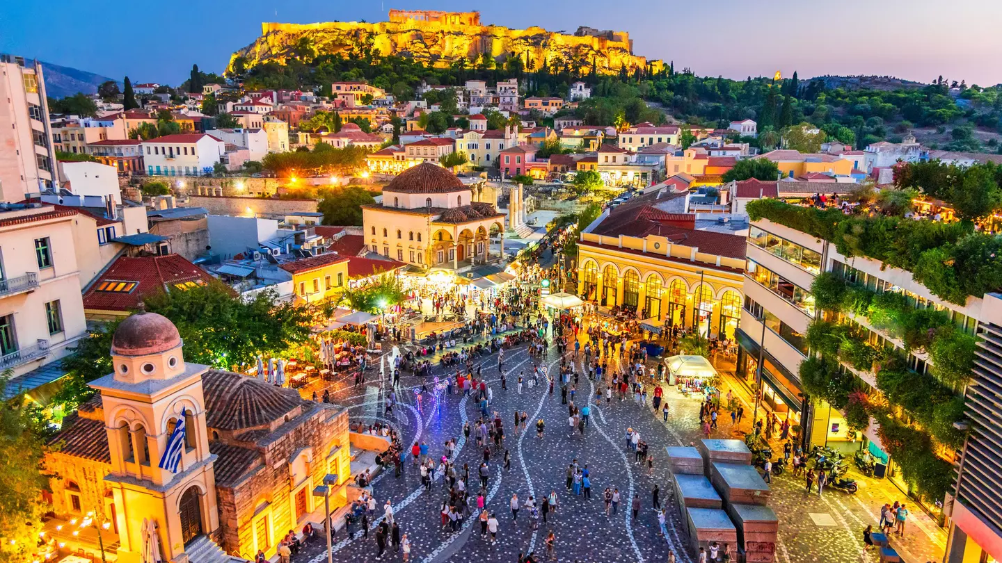 Exploring the ancient world and vibrant neighborhoods of Athens doesn’t have to cost the earth © cge2010 / Shutterstock