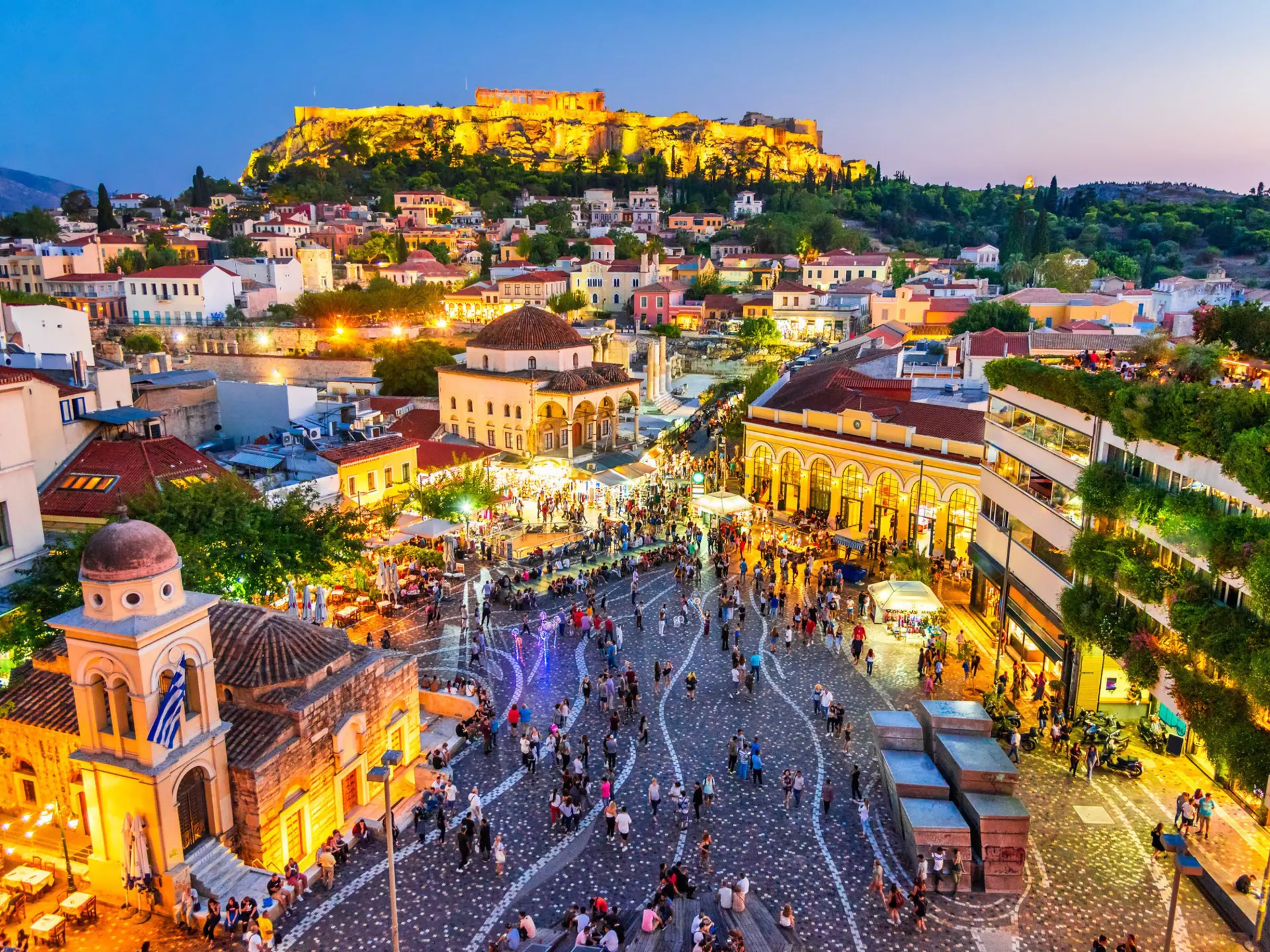 Exploring the ancient world and vibrant neighborhoods of Athens doesn’t have to cost the earth © cge2010 / Shutterstock