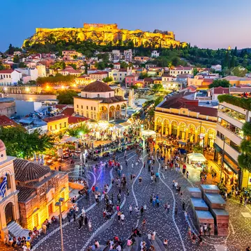 Exploring the ancient world and vibrant neighborhoods of Athens doesn’t have to cost the earth © cge2010 / Shutterstock