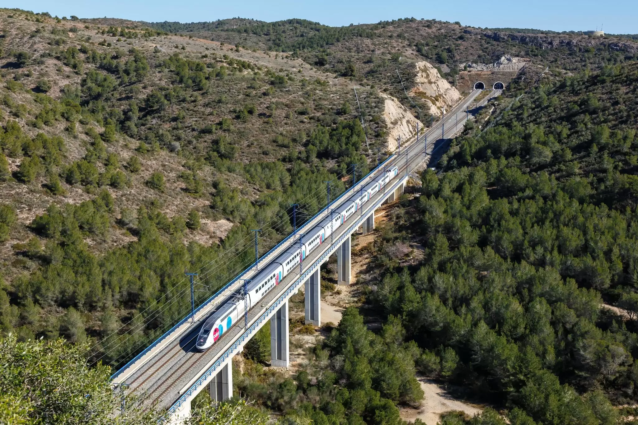 2J0ABFY Roda de Bera, Spain - February 20, 2022: TGV Euroduplex high-speed train of Ouigo Espana SNCF on the Madrid - Barcelona high speed rail railway line n
2J0ABFY
TGV, Ouigo, SNCF, Euroduplex, high-speed, train, Roda, de, Bera, bullet, train, landscape, viaduct, bridge, train, Espana, Espana, high-speed, railway, Spain, high, speed, high, speed, train, line, rail, line, transport, transportation, modern, travel, travelling, traveling, traffic, High-speed, rail, High, speed, rail, railways, Spanish, scenery