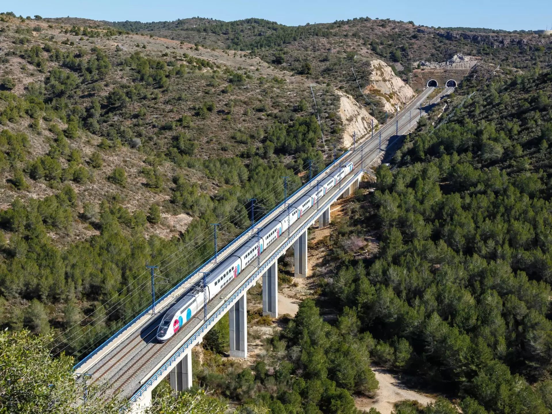 2J0ABFY Roda de Bera, Spain - February 20, 2022: TGV Euroduplex high-speed train of Ouigo Espana SNCF on the Madrid - Barcelona high speed rail railway line n
2J0ABFY
TGV, Ouigo, SNCF, Euroduplex, high-speed, train, Roda, de, Bera, bullet, train, landscape, viaduct, bridge, train, Espana, Espana, high-speed, railway, Spain, high, speed, high, speed, train, line, rail, line, transport, transportation, modern, travel, travelling, traveling, traffic, High-speed, rail, High, speed, rail, railways, Spanish, scenery