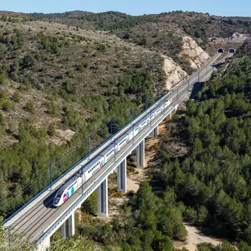 2J0ABFY Roda de Bera, Spain - February 20, 2022: TGV Euroduplex high-speed train of Ouigo Espana SNCF on the Madrid - Barcelona high speed rail railway line n
2J0ABFY
TGV, Ouigo, SNCF, Euroduplex, high-speed, train, Roda, de, Bera, bullet, train, landscape, viaduct, bridge, train, Espana, Espana, high-speed, railway, Spain, high, speed, high, speed, train, line, rail, line, transport, transportation, modern, travel, travelling, traveling, traffic, High-speed, rail, High, speed, rail, railways, Spanish, scenery