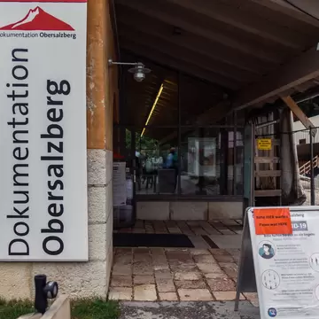 Visitors wait outside the Dokumentation Obersalzberg.