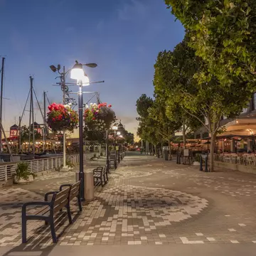 Oakland, CA, USA - July 30, 2016: Jack London Square with Restaurants and Nightlive. Jack London Square is a popular entertainment and business destination on the waterfront of Oakland, California, License Type: media, Download Time: 2025-08-14T17:17:19.000Z, User: comptonsheldon109, Editorial: true, purchase_order: 56530 - Guidebooks, job: Global Publishing WIP, client: San Francisco & Northern California 4, other: Compton Sheldon