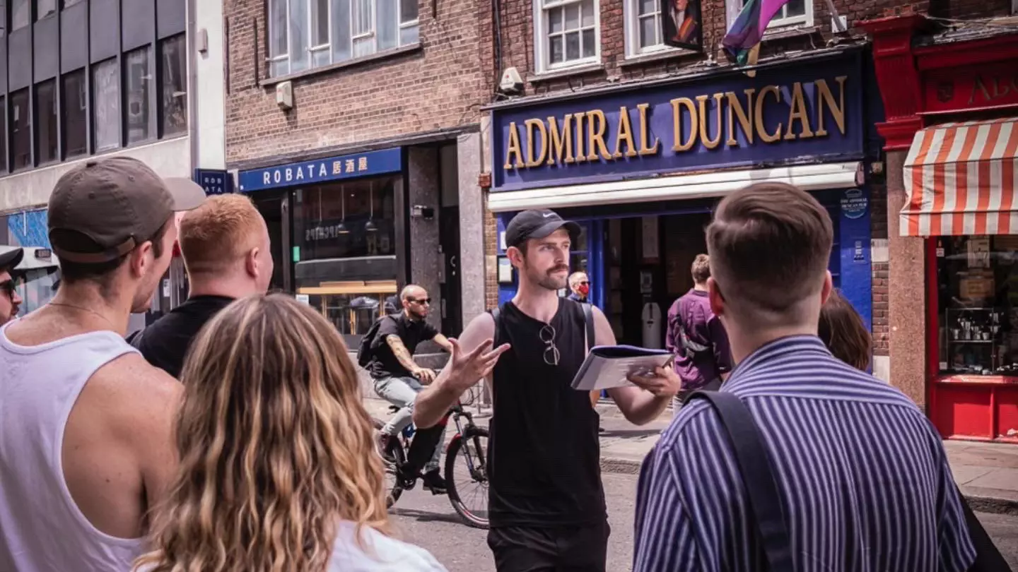 Cabaret singer Mark T Cox walks visitors through 2000 years of London’s queer history © Rachel Cole-Wilken