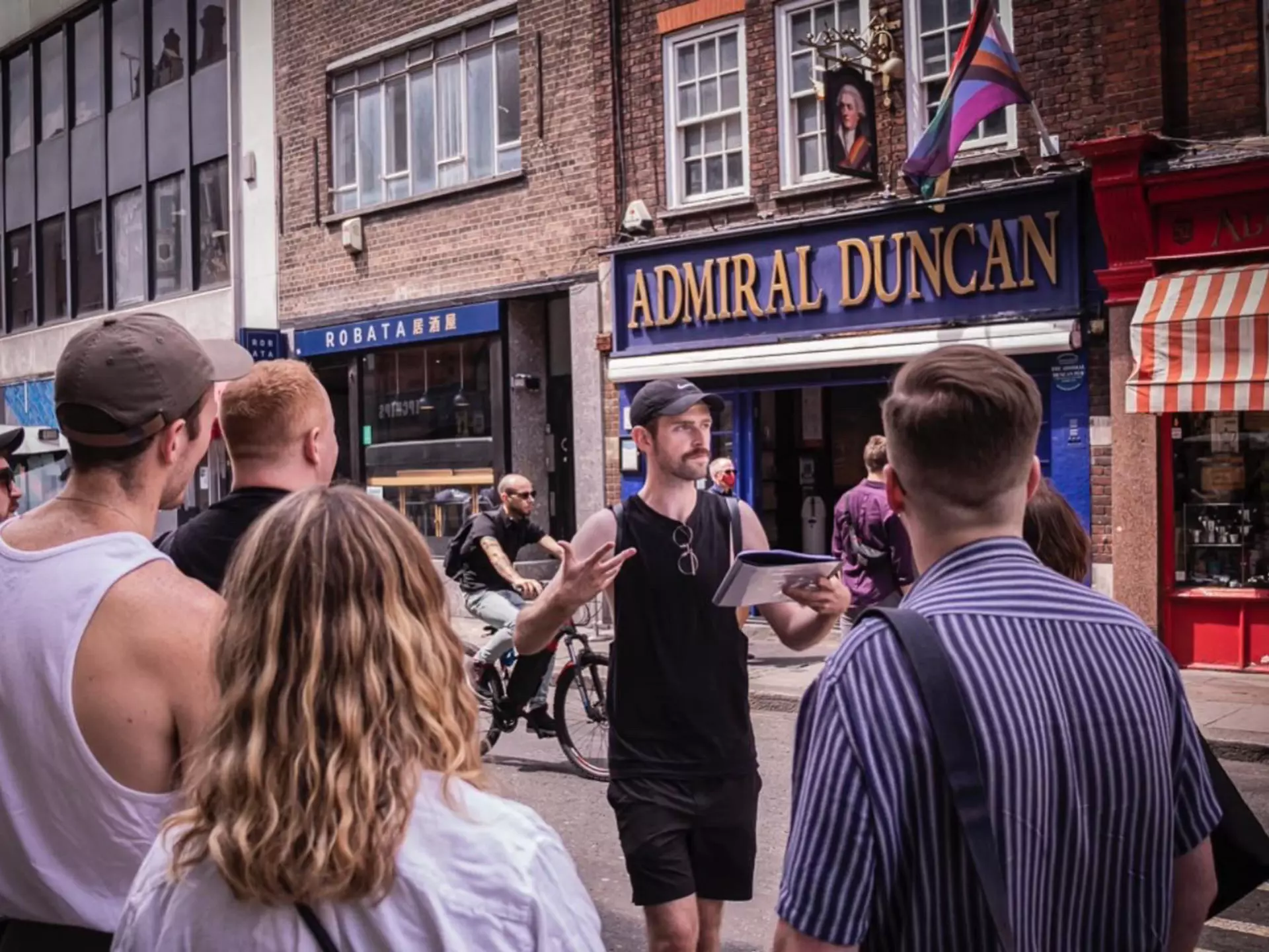 Cabaret singer Mark T Cox walks visitors through 2000 years of London’s queer history © Rachel Cole-Wilken