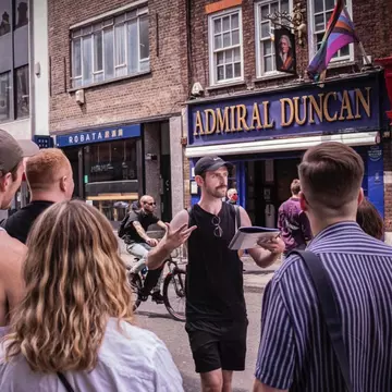 Cabaret singer Mark T Cox walks visitors through 2000 years of London’s queer history © Rachel Cole-Wilken