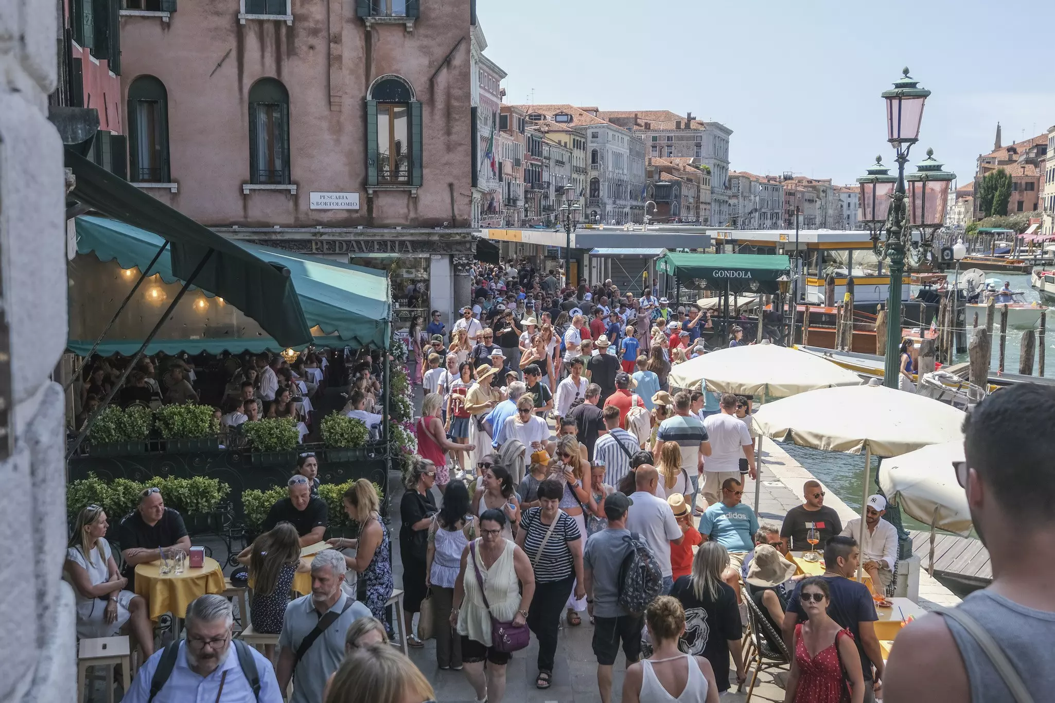 Throngs of visitors clog the walkway by the Grand Canal on August 02, 2023 in Venice, Italy. © Stefano Mazzola/Getty Images