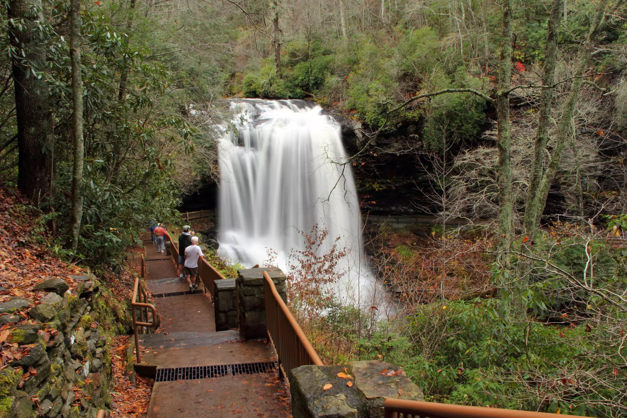 Visitors can enjoy the scenery without getting wet at Dry Falls in the Nantahala National Forest © Alamy Stock Photo