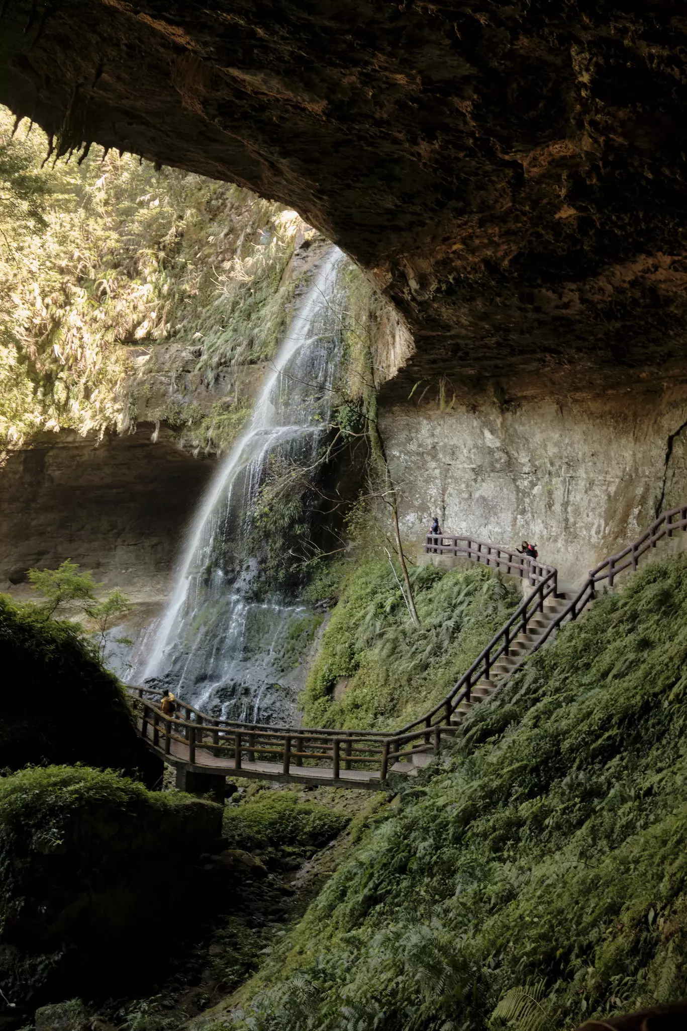 People walking on a bridge at the Songlong Rock Waterfall near the Shanlinhsi (Shanlinxi) Nature Park