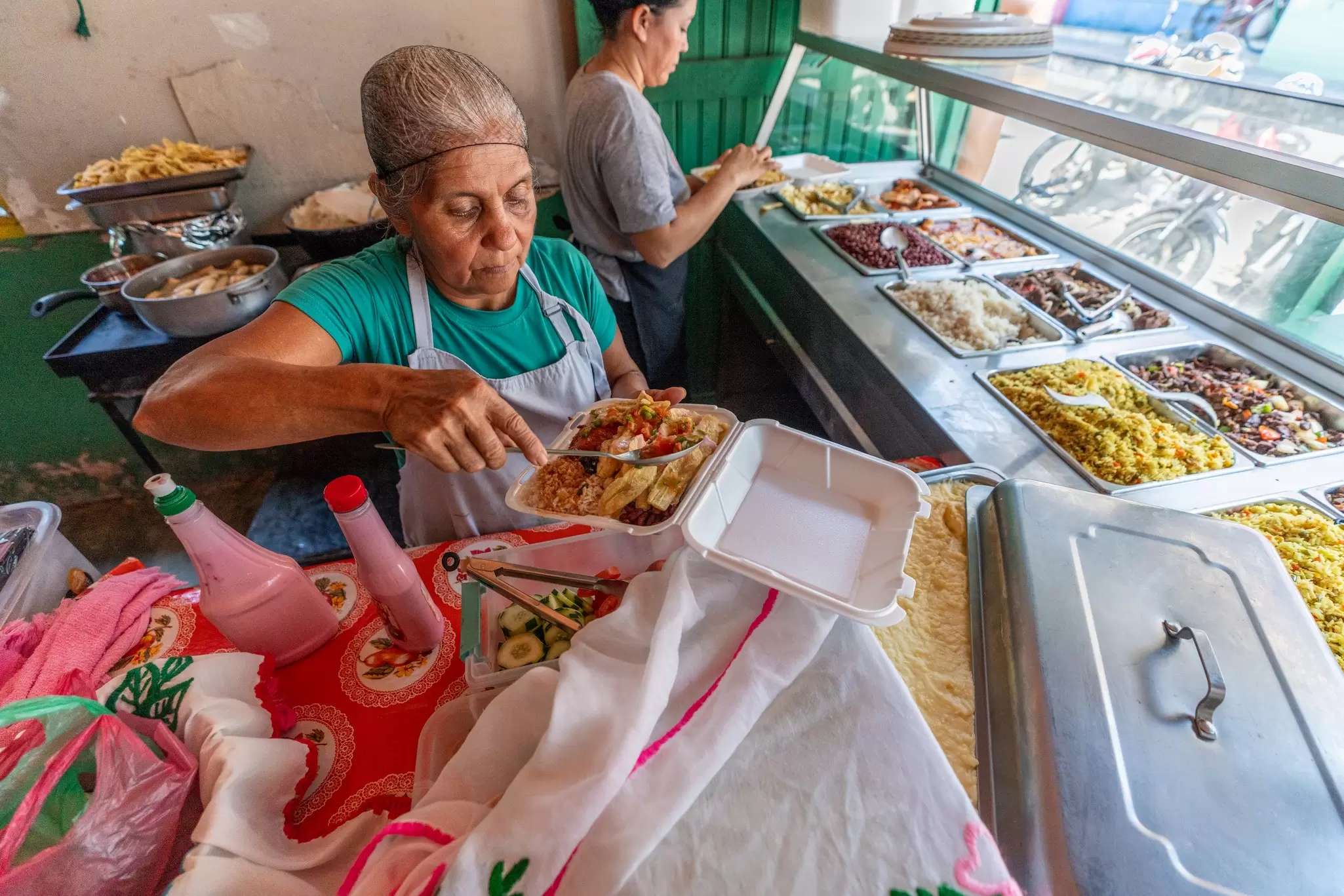Preparing lunch at  Los Angeles Almuerzos in Tela, Honduras. Fritz Pinnow/Lonely Planet