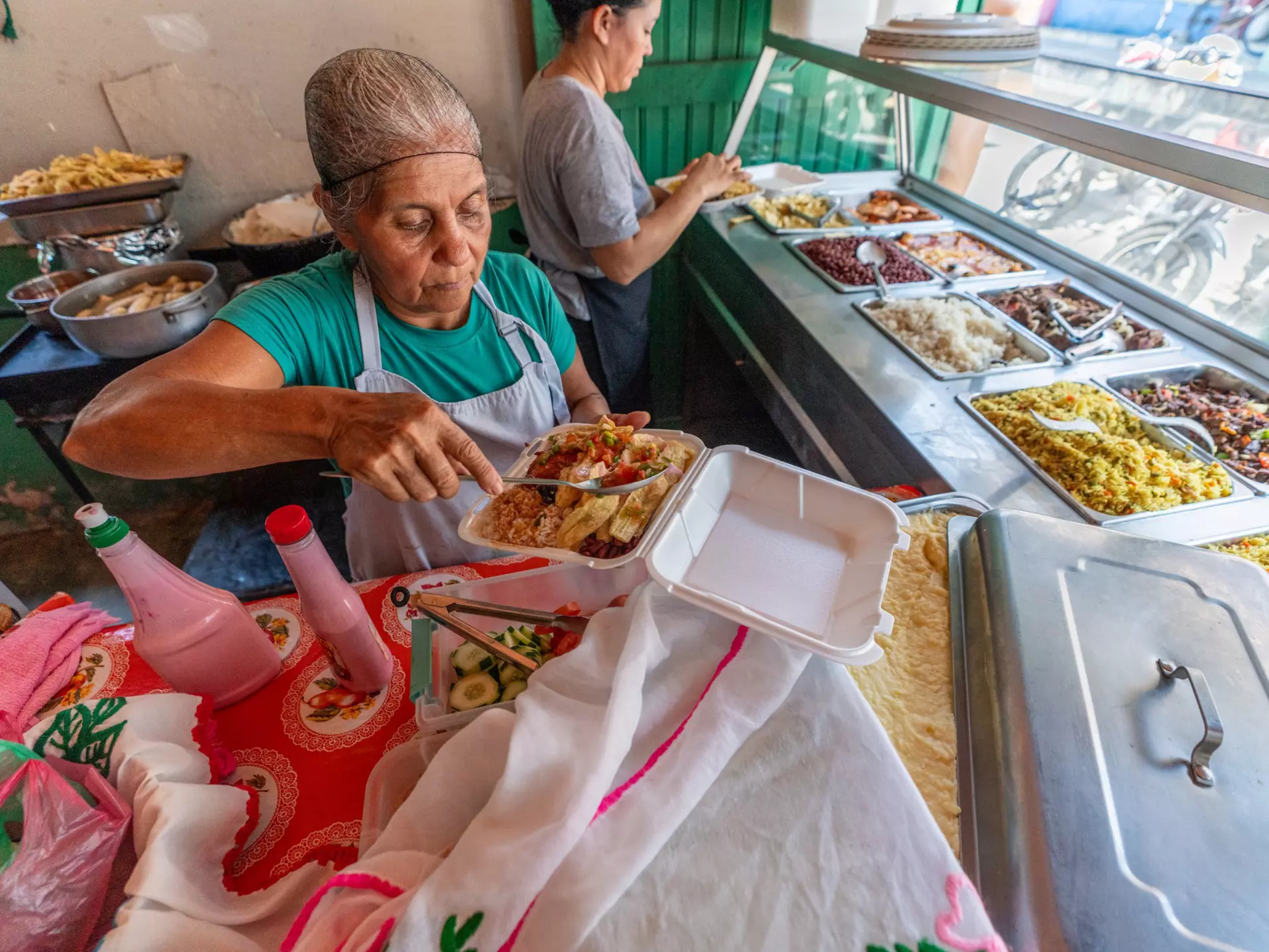 Preparing lunch at  Los Angeles Almuerzos in Tela, Honduras. Fritz Pinnow/Lonely Planet