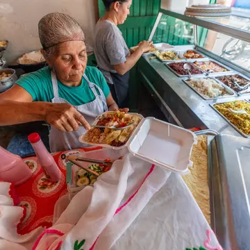 Preparing lunch at  Los Angeles Almuerzos in Tela, Honduras. Fritz Pinnow/Lonely Planet