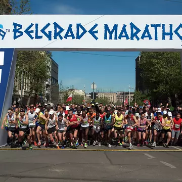 A group of runners start the race during the 29th Belgrade Marathon from Terazije square in the city centre. Foto011 / Shutterstock