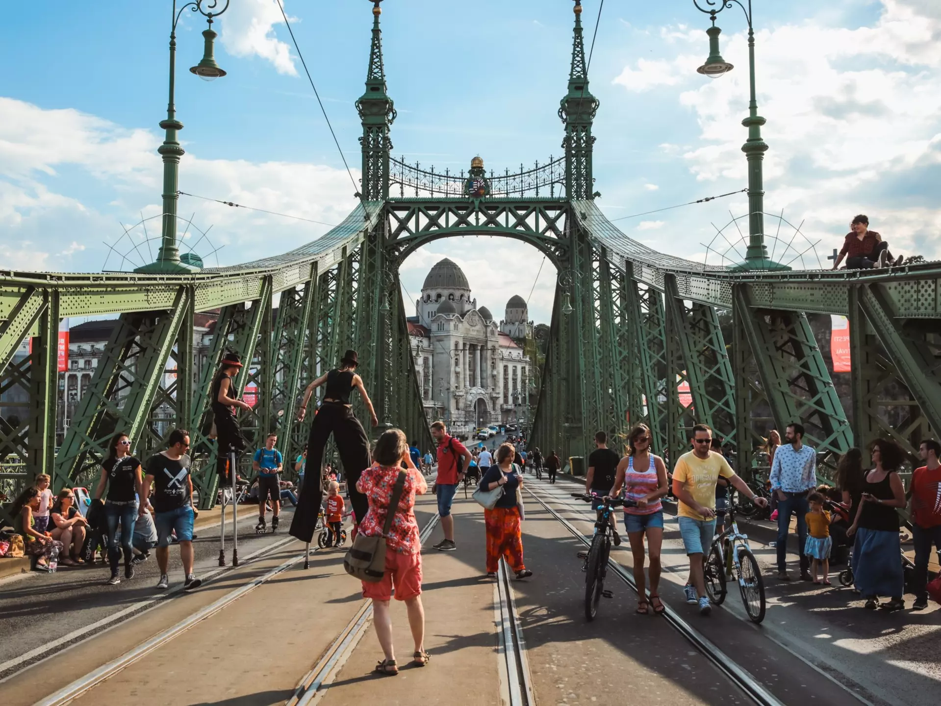 From sightseeing on public transportation to finding a low-cost lunch, these top tips for touring Budapest can help you visit on a budget © Jane Biriukova / Shutterstock