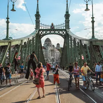 From sightseeing on public transportation to finding a low-cost lunch, these top tips for touring Budapest can help you visit on a budget © Jane Biriukova / Shutterstock
