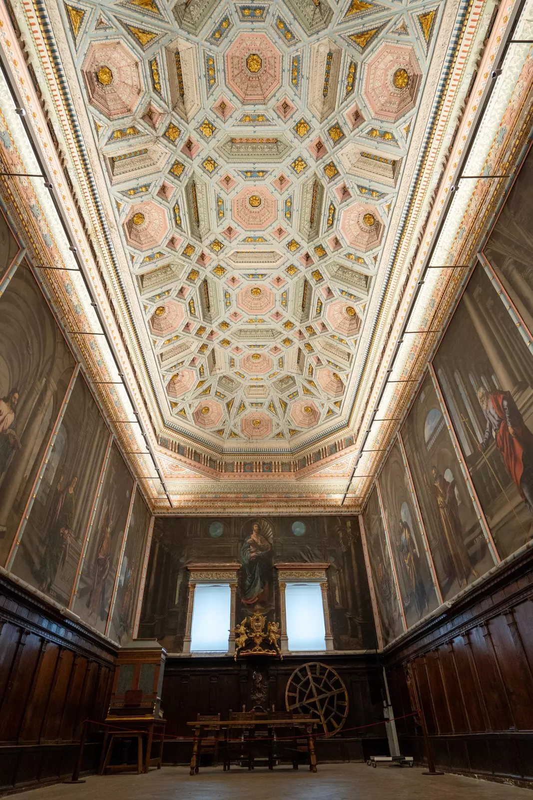Baroque chapels are adorned with religious artwork.