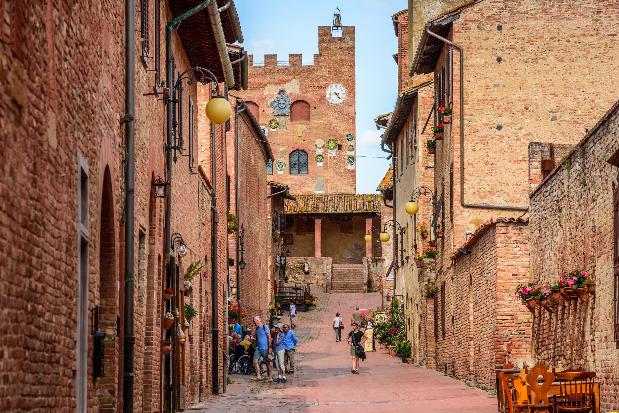 Via Giovanni Boccaccio, the main thoroughfare, and Palazzo del Vicario or Palazzo Pretorio in the medieval upper part of town called Certaldo Alto.
