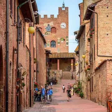 Via Giovanni Boccaccio, the main thoroughfare, and Palazzo del Vicario or Palazzo Pretorio in the medieval upper part of town called Certaldo Alto.