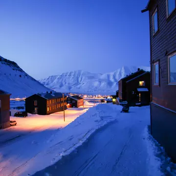 Longyearbyen is the largest populated area on the territory of Svalbard, located in the high Norwegian Arctic. The settlement is popular as the most easily accessed frontier in the Arctic, and is an ideal base for the greater exploration of Svalbard.
638235338
housing, building, nature, outdoors, slope, mountain, scenery, house, snow, panoramic