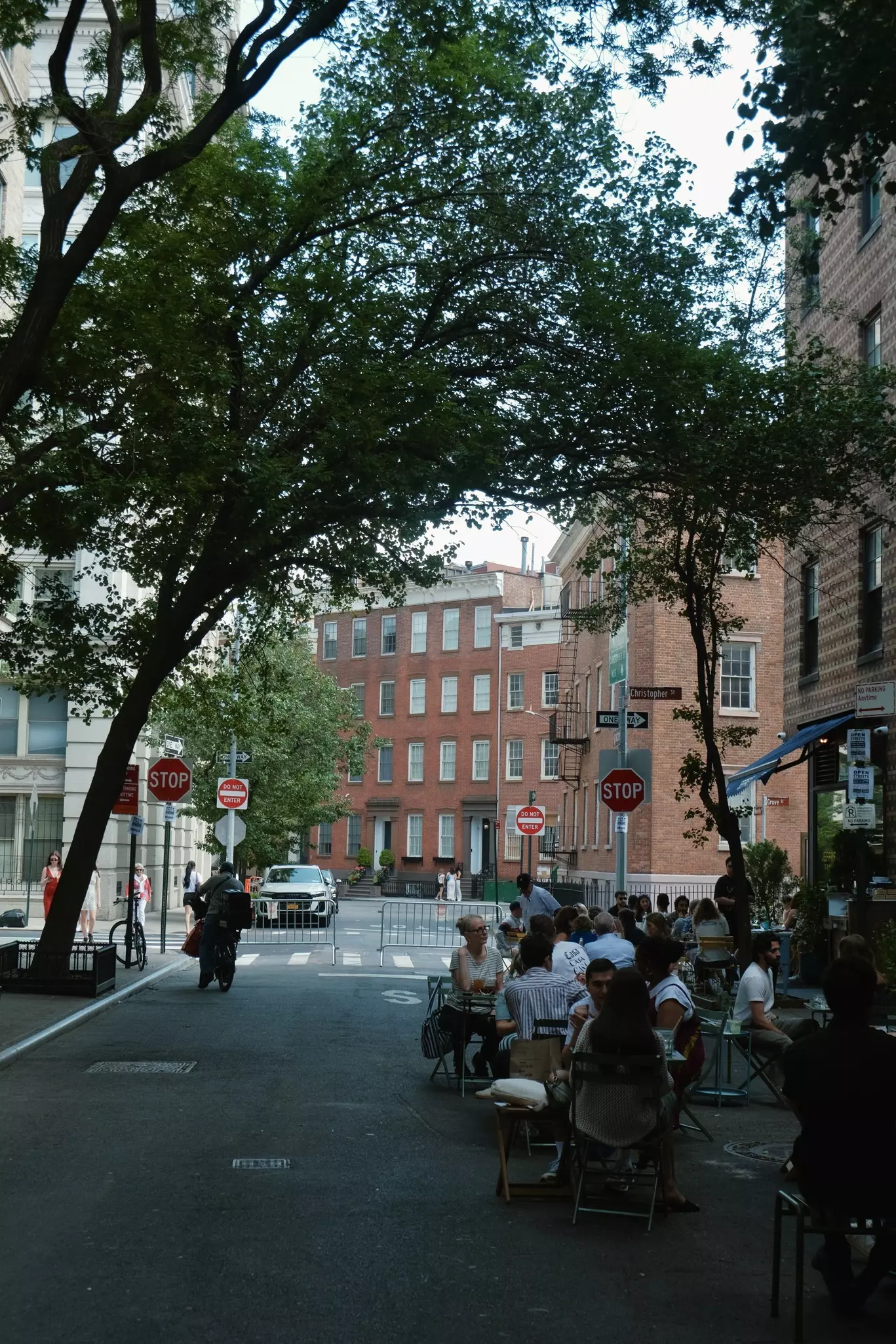 Diners outside Jeffrey's Grocery restaurant and bar in New York City