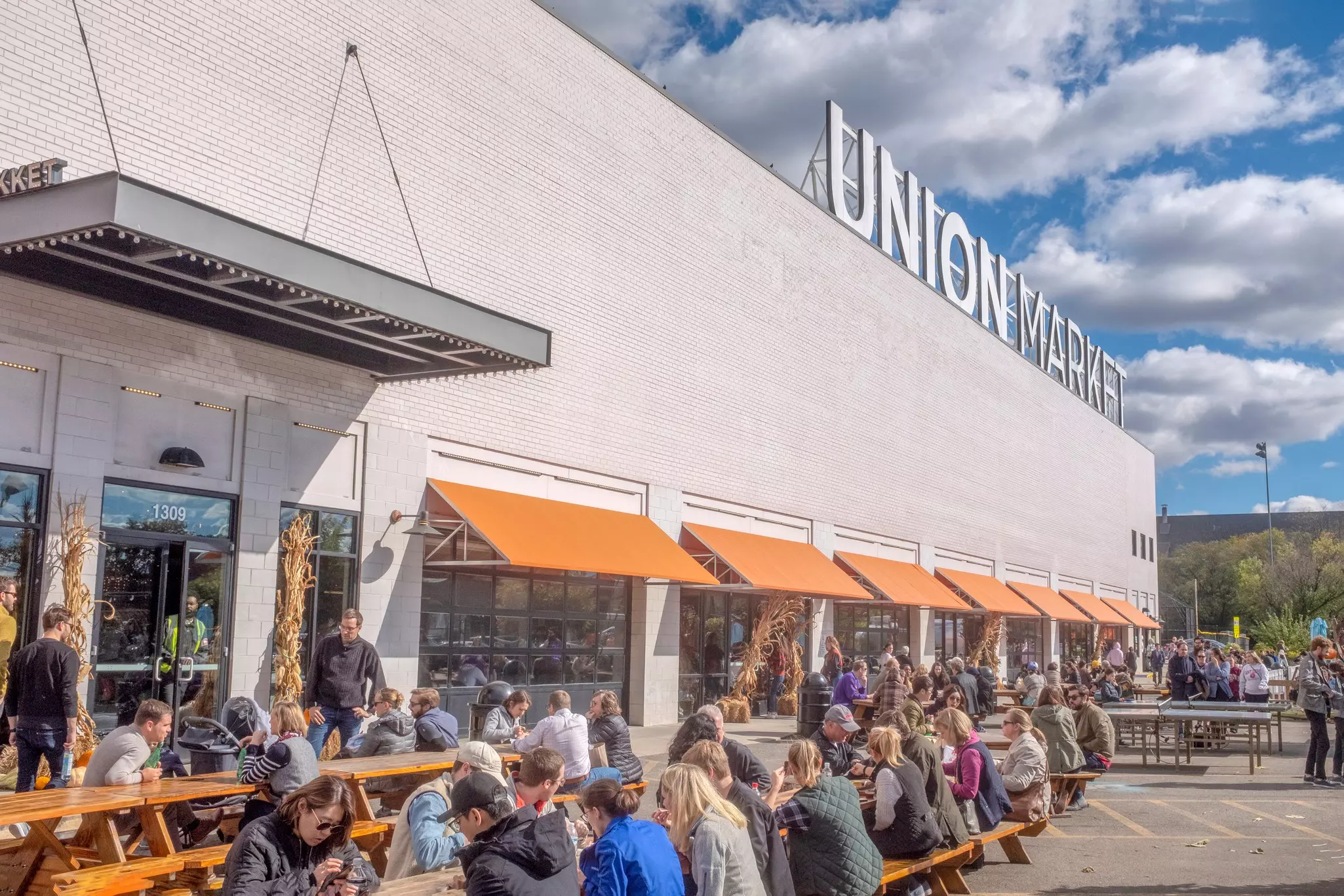 You’ll have a hard time deciding what to eat at gourmet food hall Union Market in NoMa © TJ Brown / Shutterstock