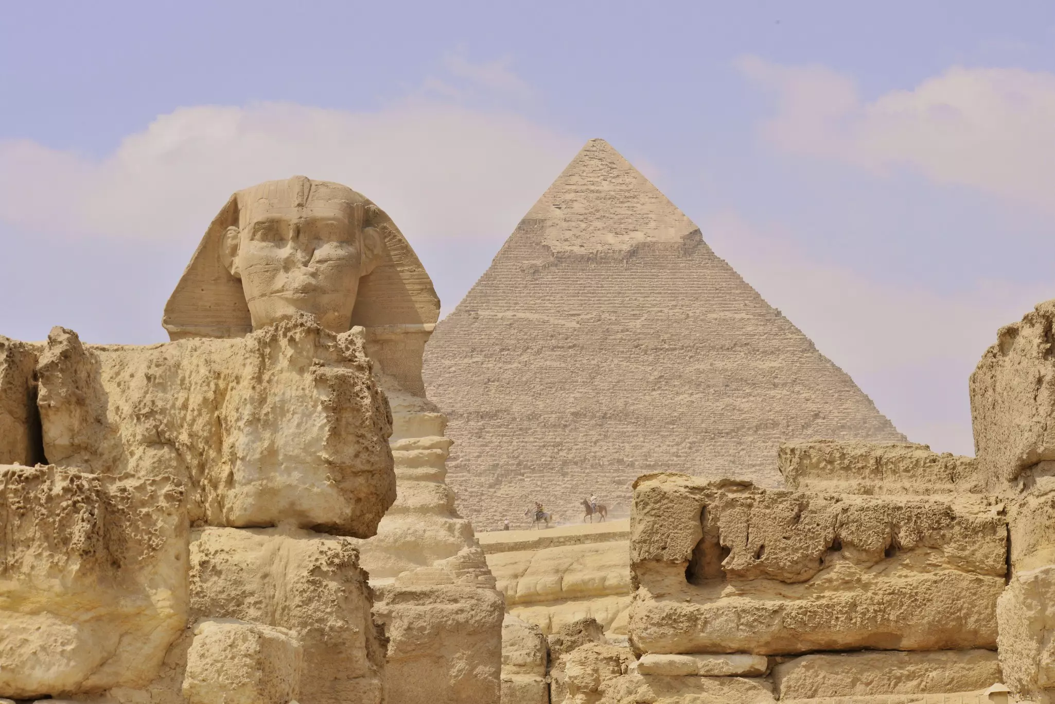 A pyramid and the Great Sphinx of Giza