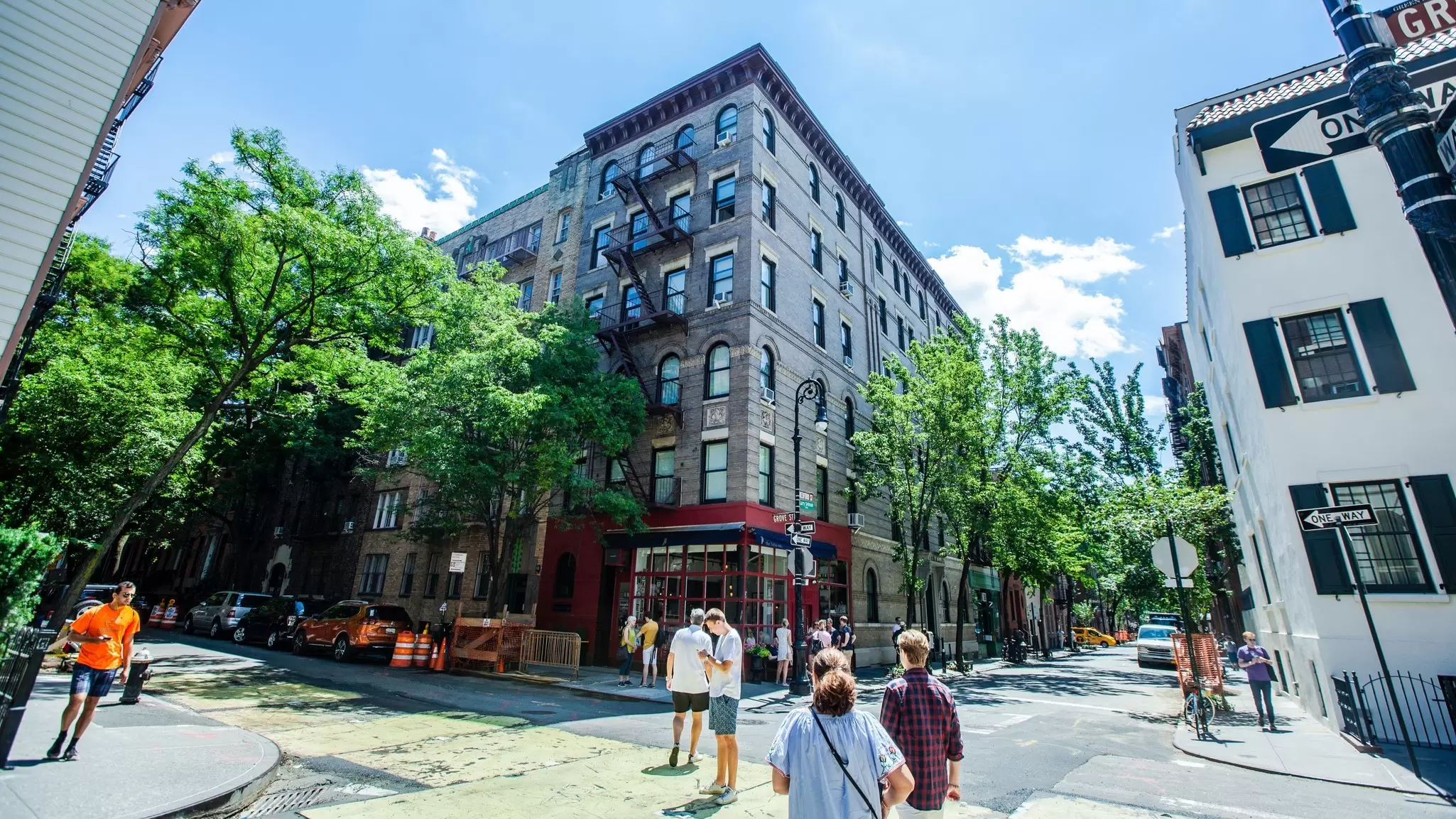 Find iconic New York shots from the TV show "Friends" with this guide. Krzysztof Stefaniak / Shutterstock