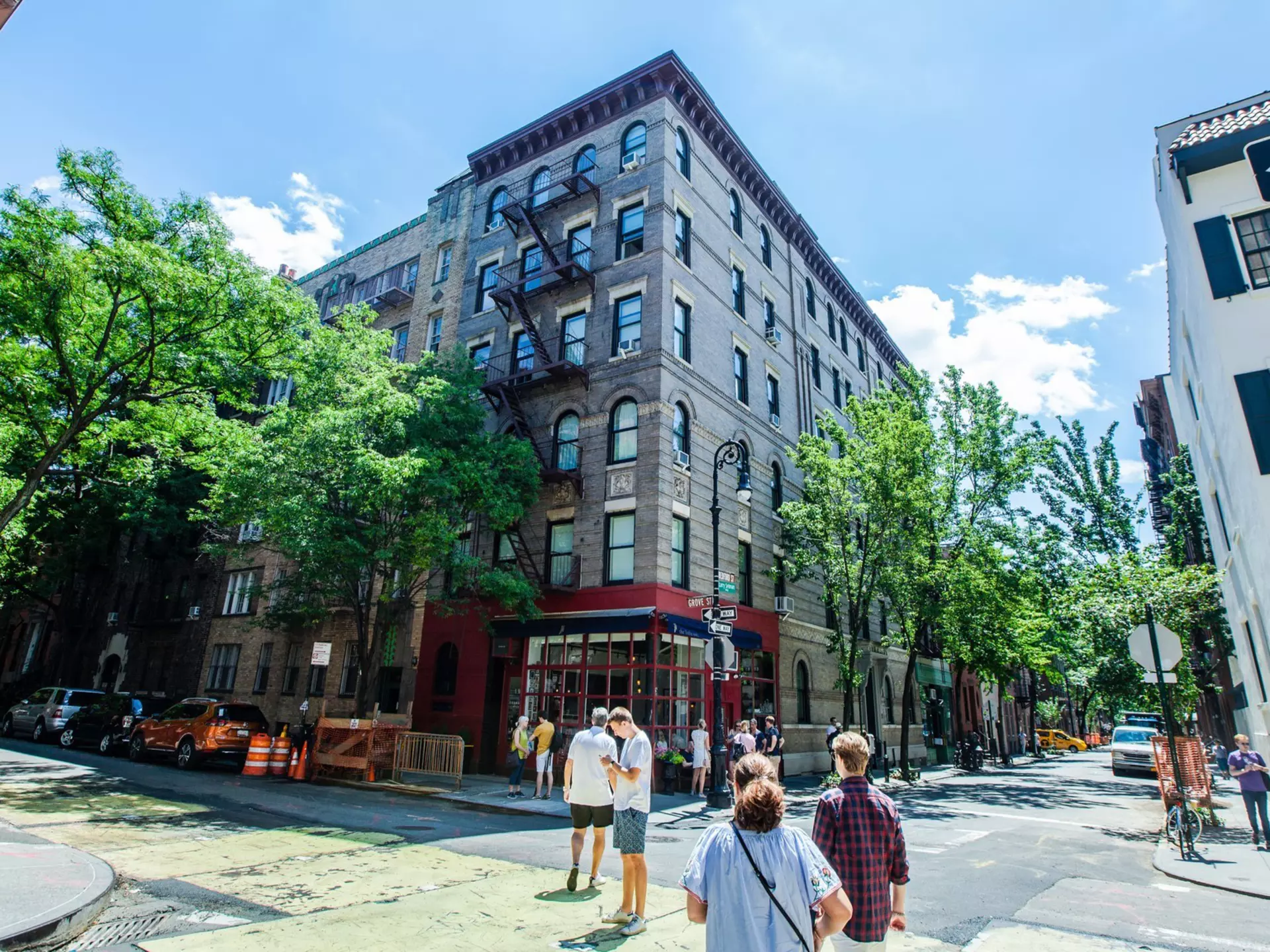 Find iconic New York shots from the TV show "Friends" with this guide. Krzysztof Stefaniak / Shutterstock