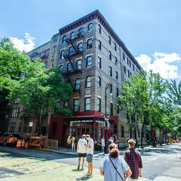 Find iconic New York shots from the TV show "Friends" with this guide. Krzysztof Stefaniak / Shutterstock