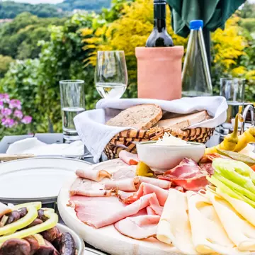 From meat-heavy meals such as Brettljause (pictured) to experimental cuisine in top restaurants, Austria's cuisine has come a long way © photoflorenzo / Getty Images