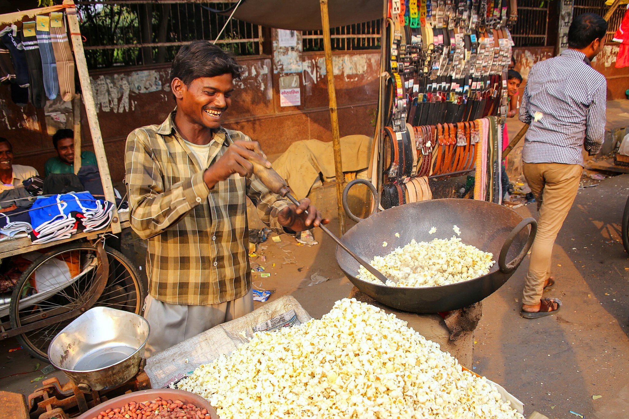 Unidentified man sells popcorn at Kinari Bazaar on November 10, 2014 in Agra, India.