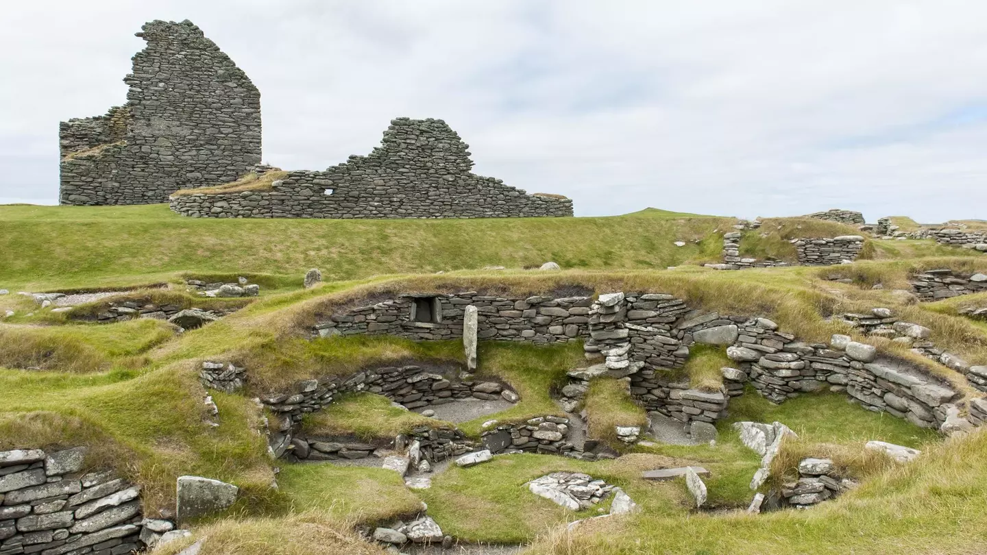 Archaeology, prehistoric archaeological site, Bronze Age building in front, half-destroyed broch in back, Jarlshof, Mainland, Shetland Islands, Scotland, United Kingdom