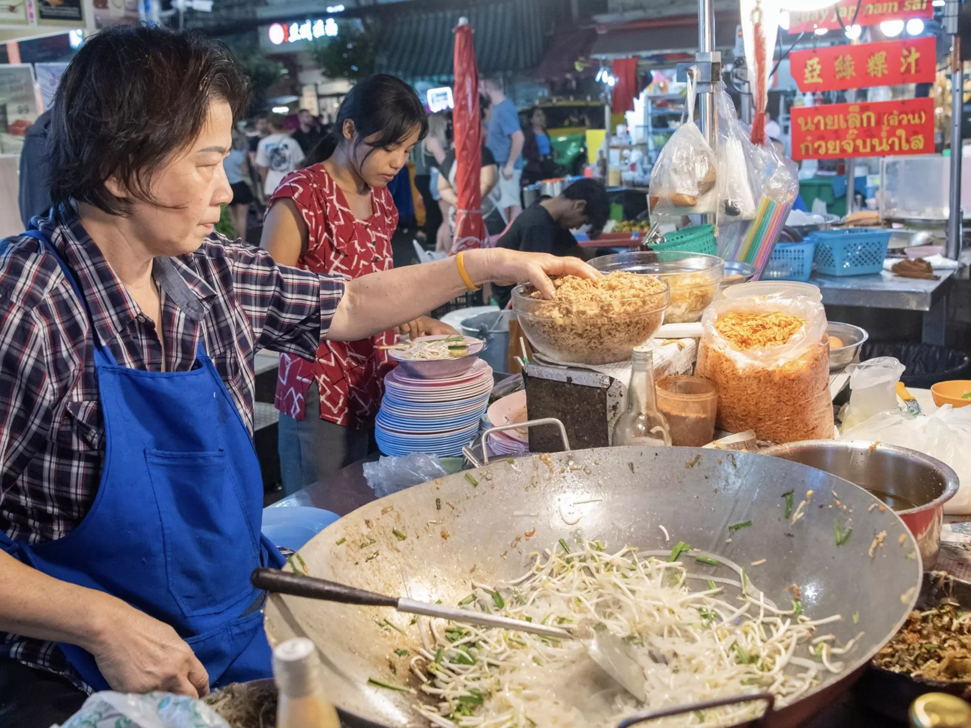 A chef prepares pad thai at the Yaowarat Night Market, Bangkok. amnat30/Shutterstock 
