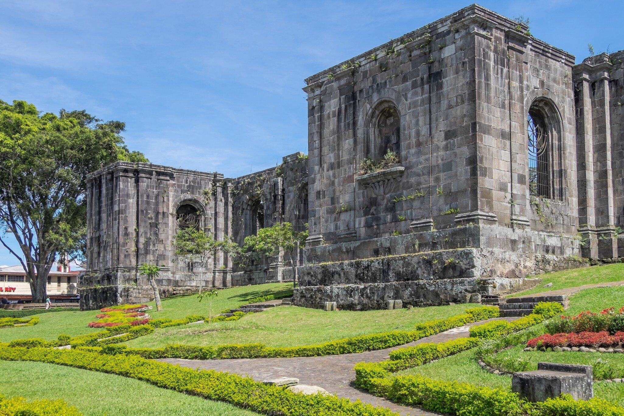 Ruins of a Romanesque Church and urban park in the historic center of the city.