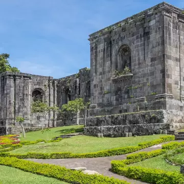 Ruins of a Romanesque Church and urban park in the historic center of the city.