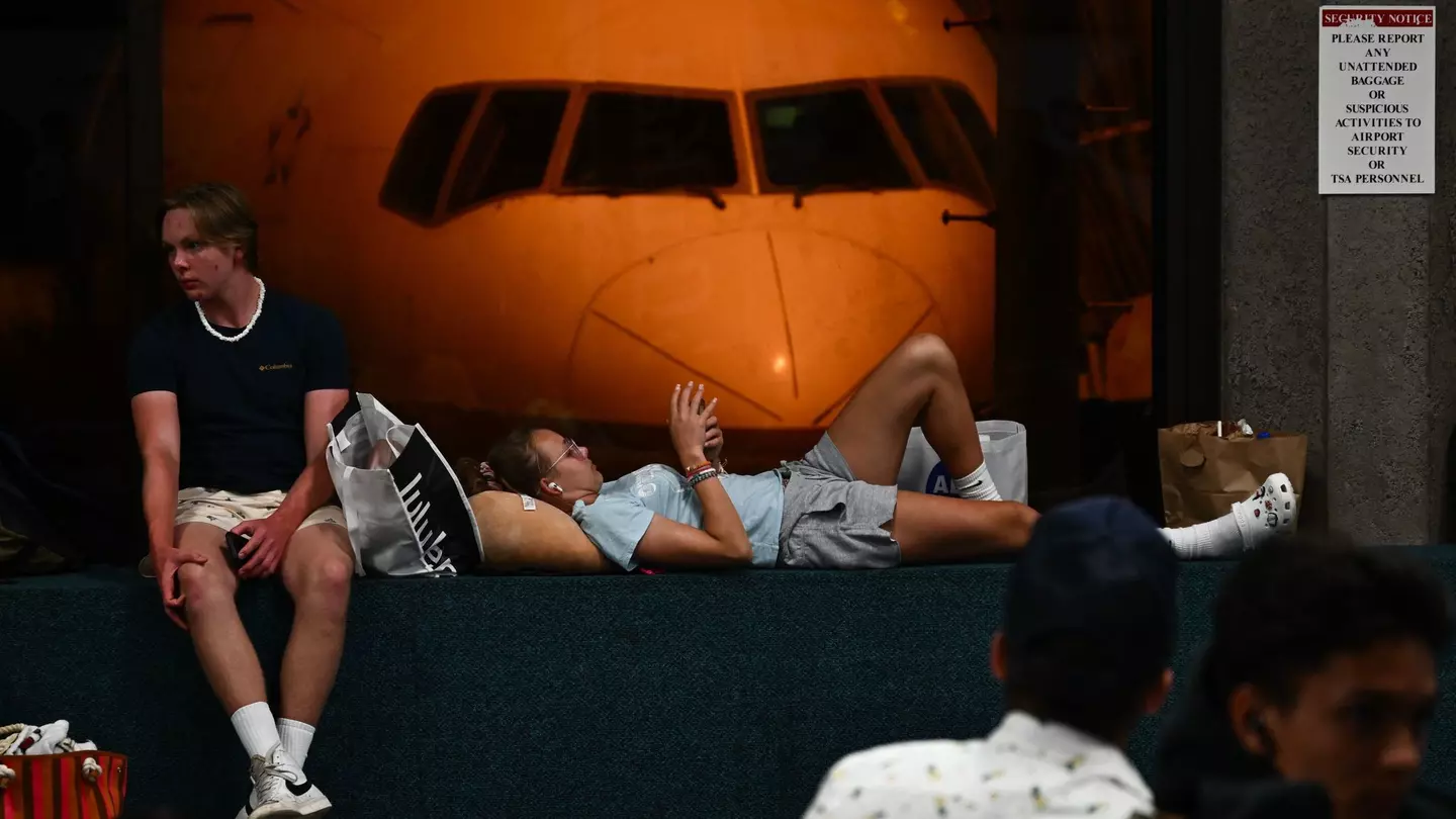 Passengers at Kahului Airport (OGG) in the aftermath of wildfires in western Maui. © Patrick T. Fallon / AFP via Getty Images